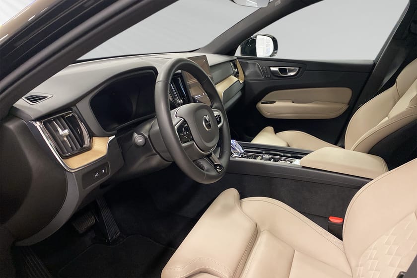 Bild 4 av Volvo XC60 T6 Plus Dark Nordic Edition, Drag, 360 Kamera, H&K, Panorama tak