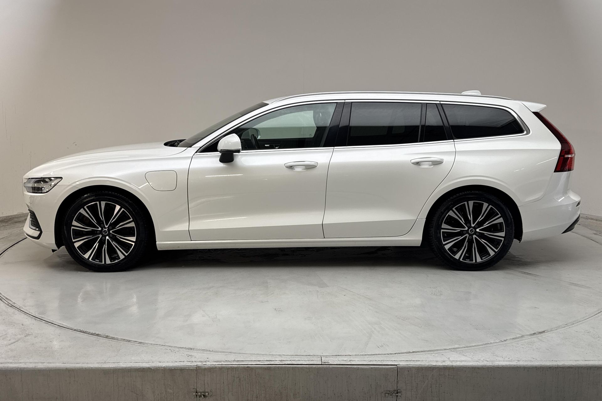 Volvo V60 Recharge T6 AWD 2023, photo 2/10