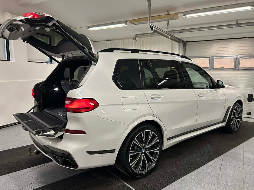 Bild 3 av BMW X7 M50d 400 hk 6 sits Panorama Skärmar Drag M Sport MOMS