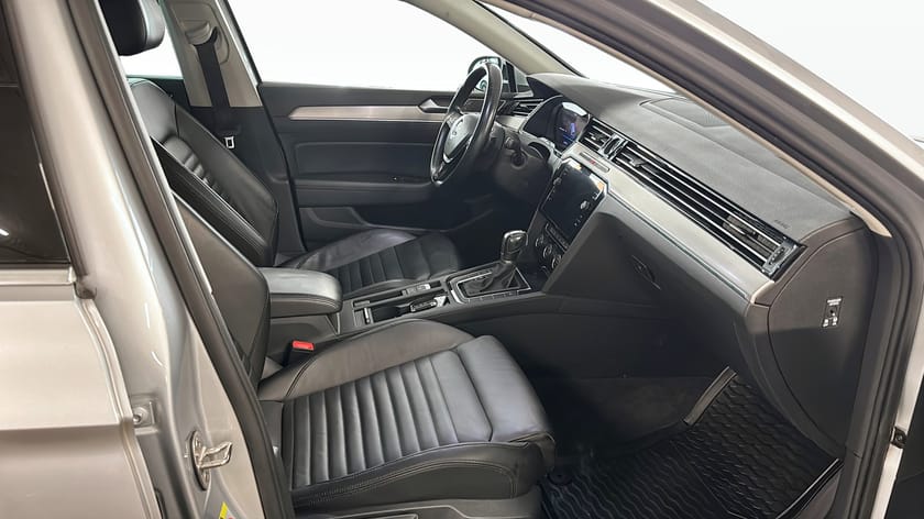 Bild 3 av Volkswagen Passat Sportscombi GT 2.0 TDI R-line Executive Värmare Dragkrok Skinn