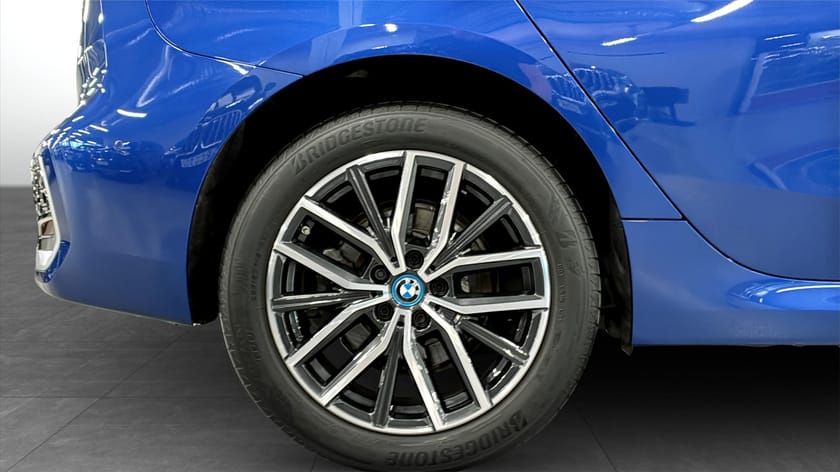 Bild 3 av BMW 230e xDrive Active Tourer M-Sport Panorama HK-ljud DAP