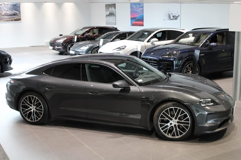 Bild 2 av Porsche Taycan Moms