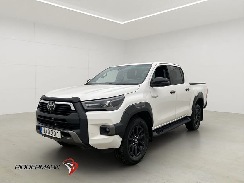 Bild 1 av Toyota Hilux Dubbelhytt Invincible 2.8 4WD Dragkrok JBL Diff 360° Moms