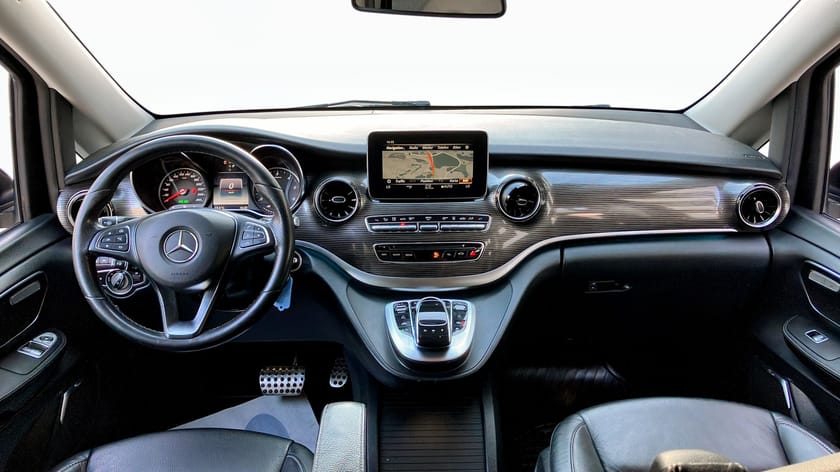 Bild 4 av Mercedes-Benz V 300d 4MATIC 3.1t AWD AMG LÅNG / 360° / Navi  / Drag / Burmester