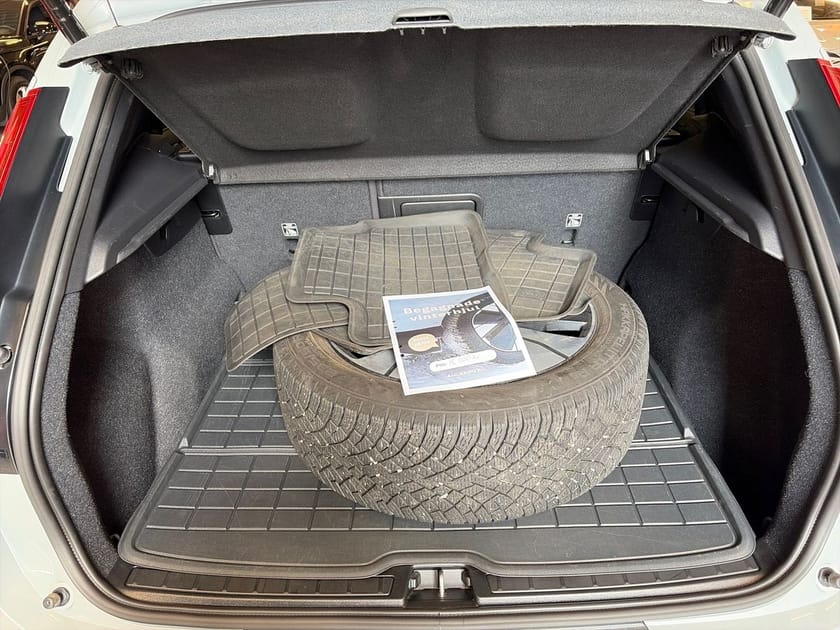 Bild 4 av Volvo EX40 Single Motor Extended Range R Core SE 🟣, Parkeringskamera 360, 19" mörk fälg, Tonade rutor, Dragkrok halvautomatisk