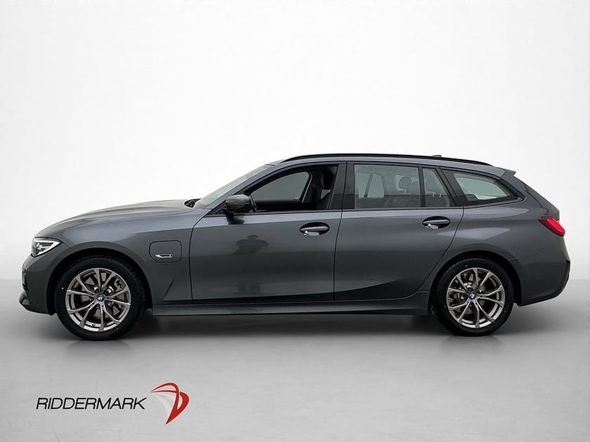 Bild 4 av BMW 330e xDrive Touring Sport line Cockpit Skinn HiFi Drag CarPlay