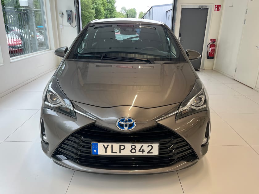 Bild 2 av Toyota Yaris Hybrid Fin bil med låga mil