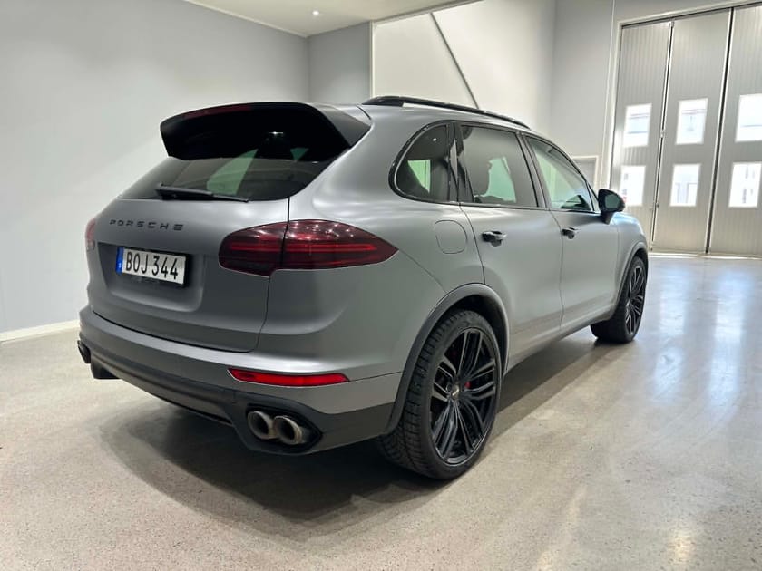 Bild 5 av Porsche Cayenne S Diesel – V8 | Mattgrå foliering | Sportavgassystem | Välutrustad