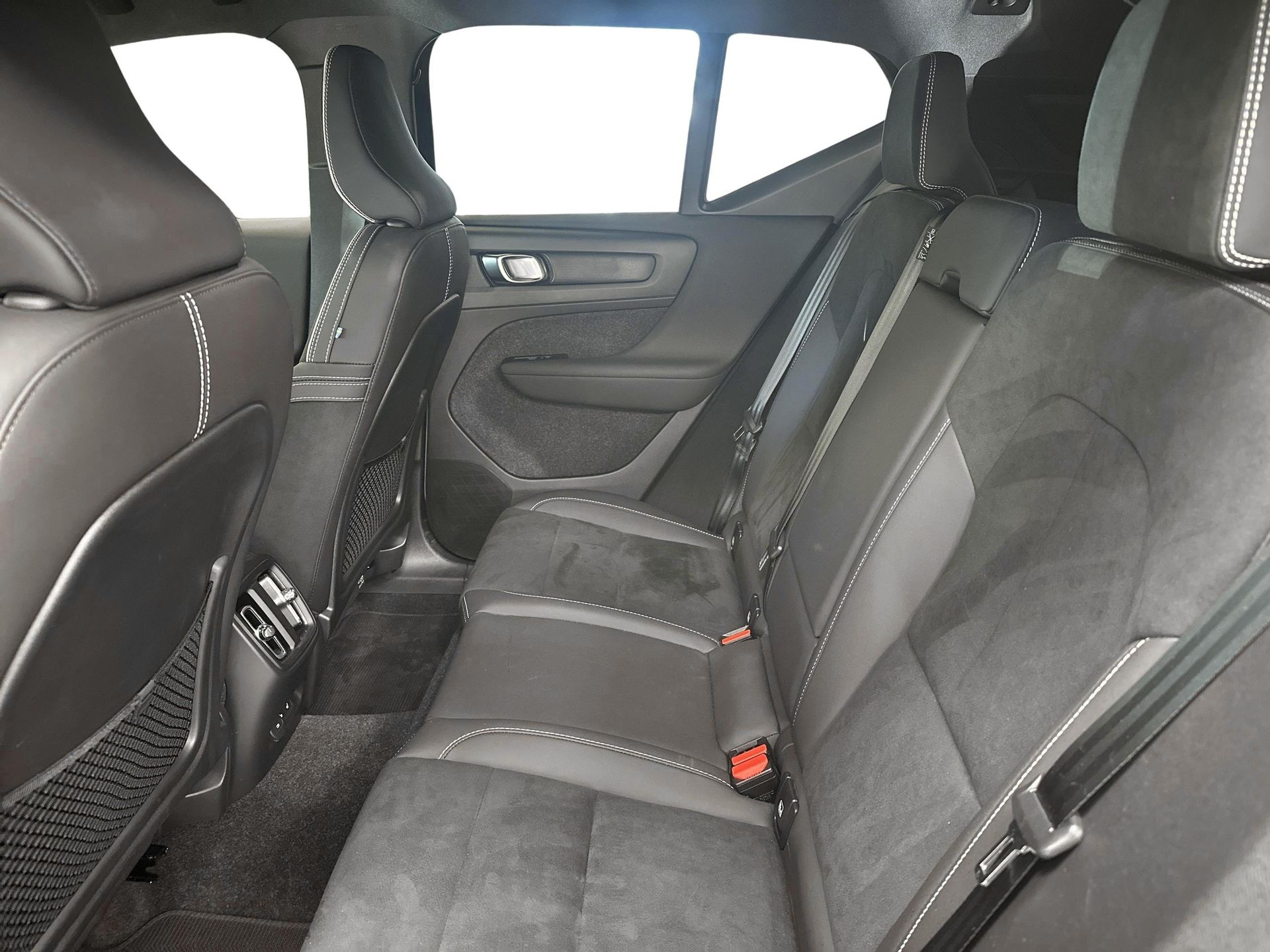Volvo XC40 Recharge Twin Core 2024, photo 7/9