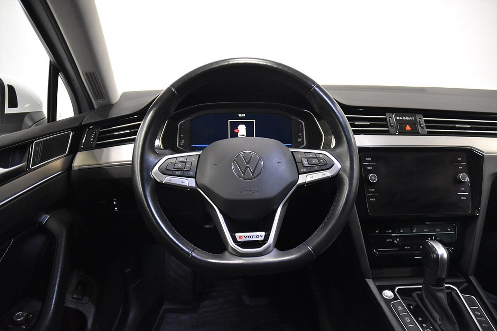 Volkswagen Passat 2023, bild 2/10