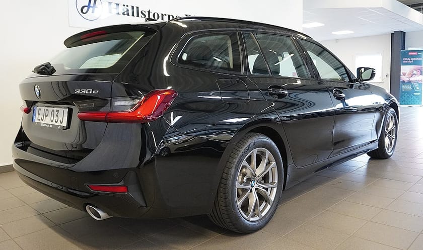 Bild 4 av BMW 330e Touring Steptronic Sport line GPS/CARPLAY/LÅGA MIL