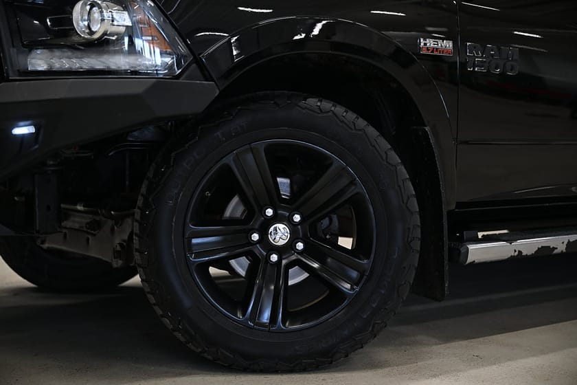 Bild 3 av RAM 1500 Quad Cab 5.7 V8 HEMI 4x4 395HK Automat|Taklucka|GPS|Backkamera
