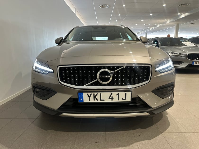 Bild 2 av Volvo V60 Cross Country B4 AWD D Adv NaviP Edt / Panoramatak / Backkamera /