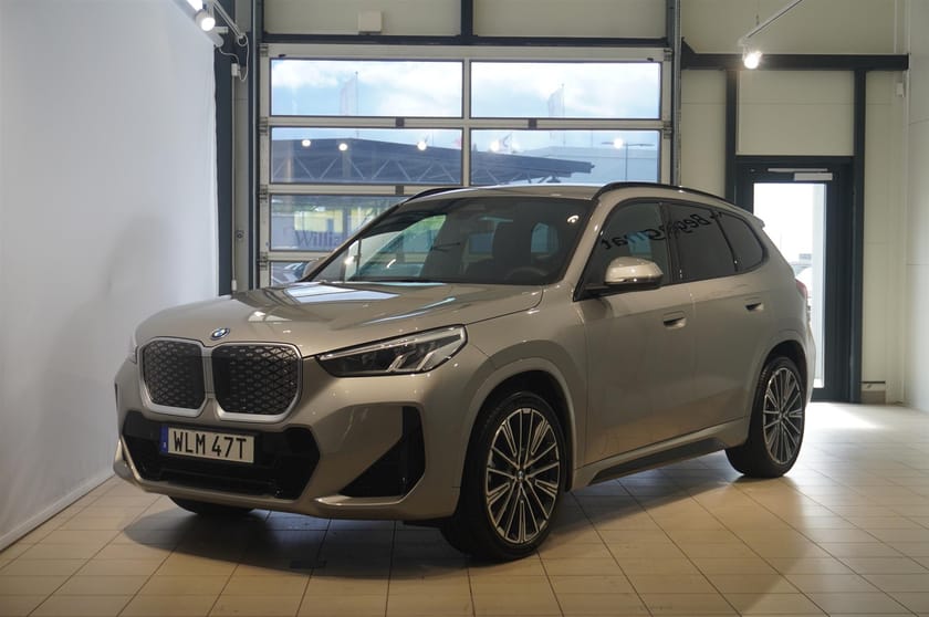 Bild 1 av BMW iX1 eDrive20 M Sport Active Ed Drag Tonade Rutor DA