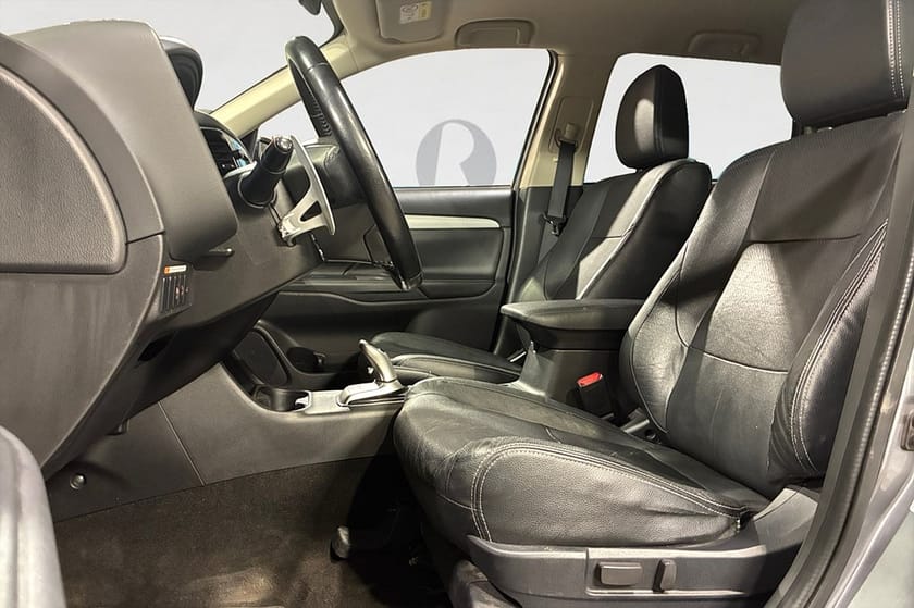 Bild 3 av Mitsubishi Outlander PHEV 203 HK AUT AWD BUSINESS NAV DRAG BACKKAMERA 18"