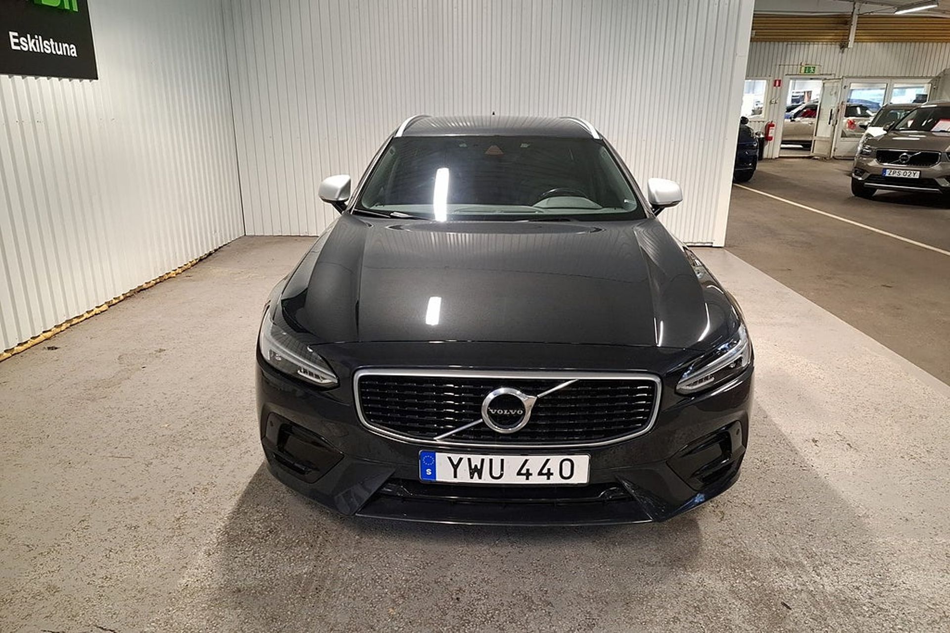 Volvo V90 D4 AWD Geartronic R-Design 2018, bild 2/10