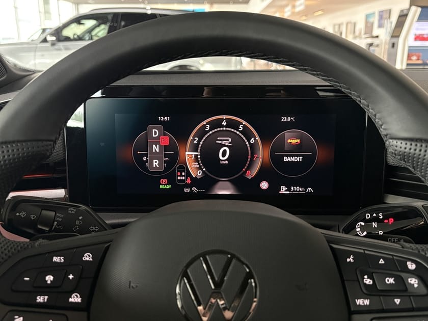 Bild 4 av Volkswagen T-Roc R-Line eTSI 150hk Black Style Värmare Drag