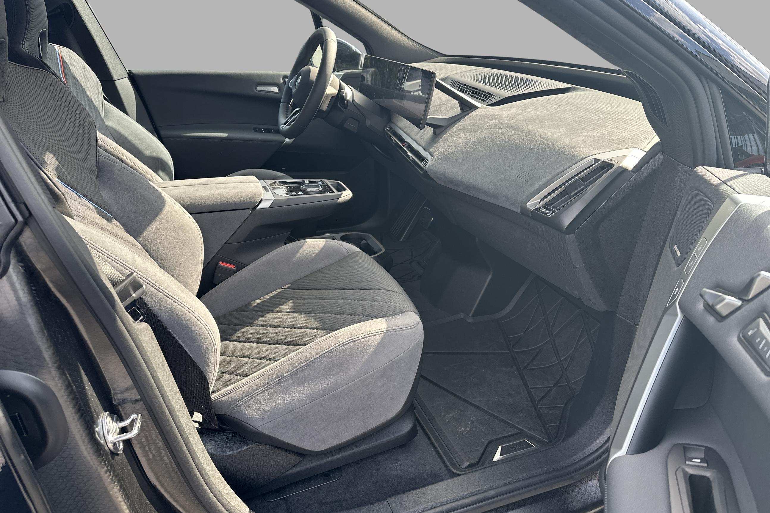BMW iX xDrive60, 544ps, 2026