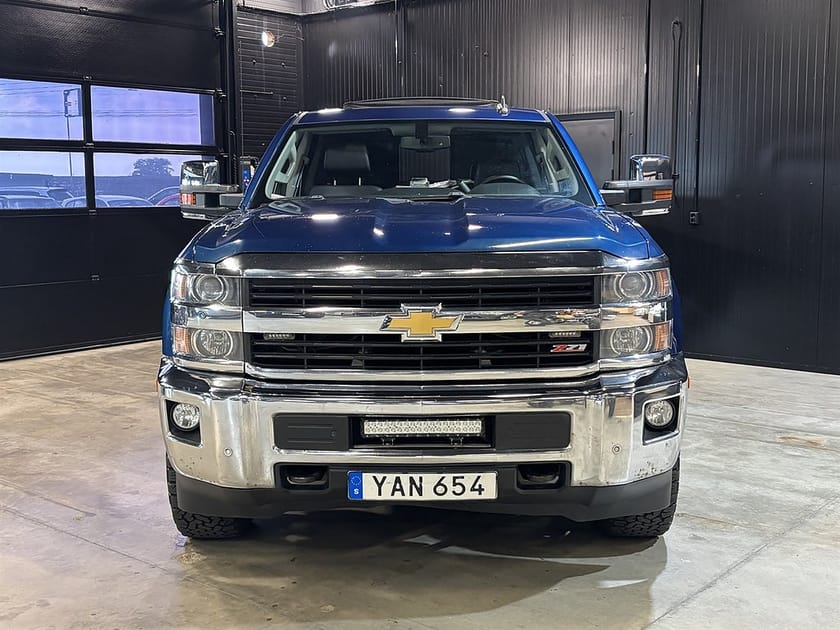 Bild 2 av Chevrolet Silverado 2500 HD Crew Cab Z71 LTZ 6.6 V8 Duramax 4WD (402hk)