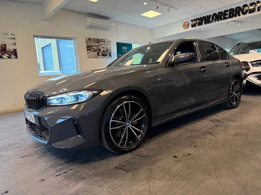 Bild 2 av BMW 330e xDrive Sedan Steptronic M Sport H/K Gps Adaptiv Moms