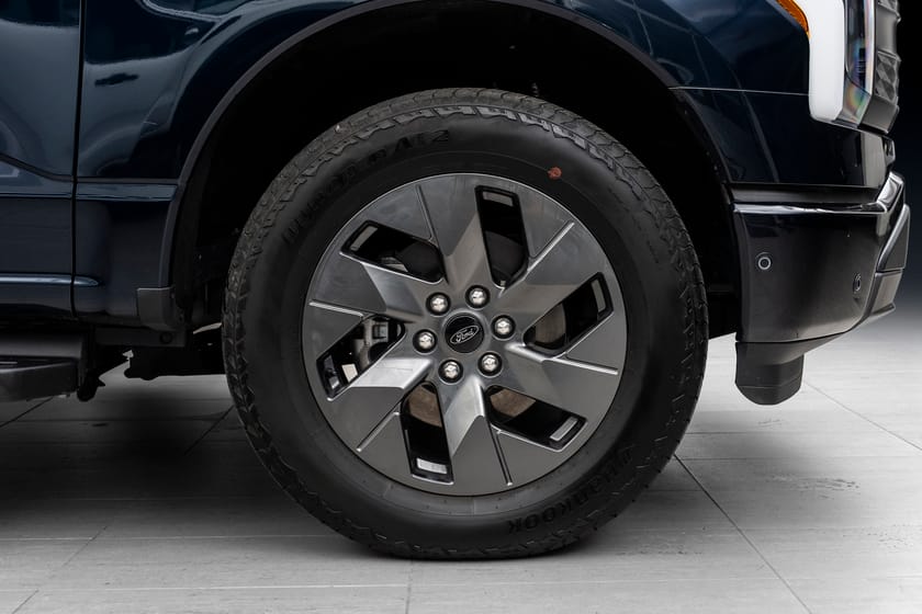Bilde 5 av Ford F-150 Lightning Standard Range RÅ BIL//LAV KM//5-SETER//S/V-HJUL
