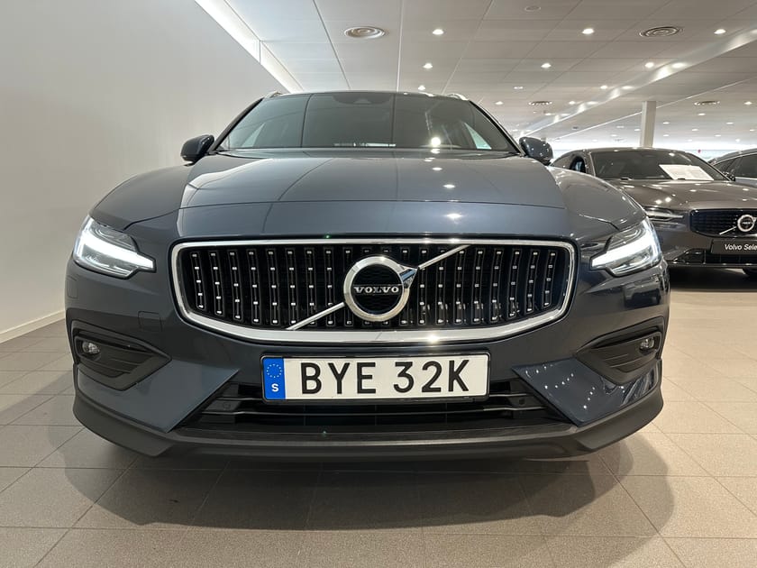 Bild 2 av Volvo V60 Cross Country B4 AWD Diesel Adv SE / Parkeringssensor fram/bak / Backkamera / HarmanKardon PremiumSound /