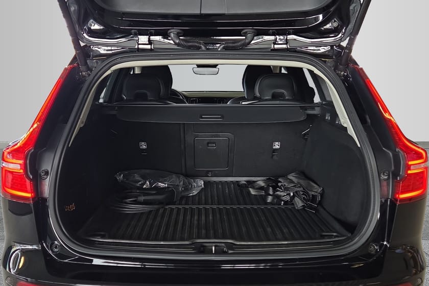 Bild 2 av Volvo V60 Recharge T6 Core Edition Drag/ Skinn/ Dynförl/ Navi/ Kamera/ Tonade rutor