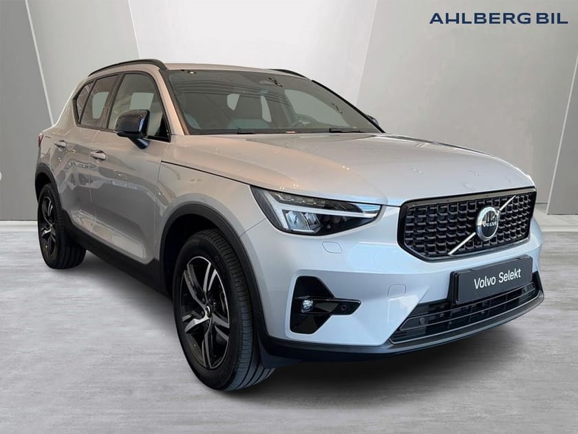 Bild 1 av Volvo XC40 B3 FWD Bensin Plus Dark. Backkamera, Navi, Adaptiv farthållare,  Programmerbar bränslevärm,  Rattvärme