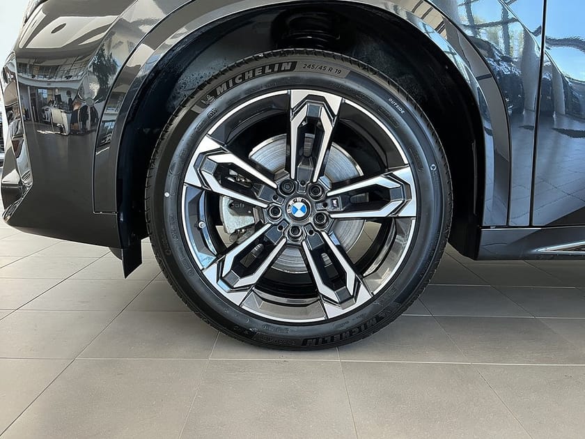 Bild 4 av BMW iX2 xDrive30 M Sport Drag 19" Rattvärme Park Assist