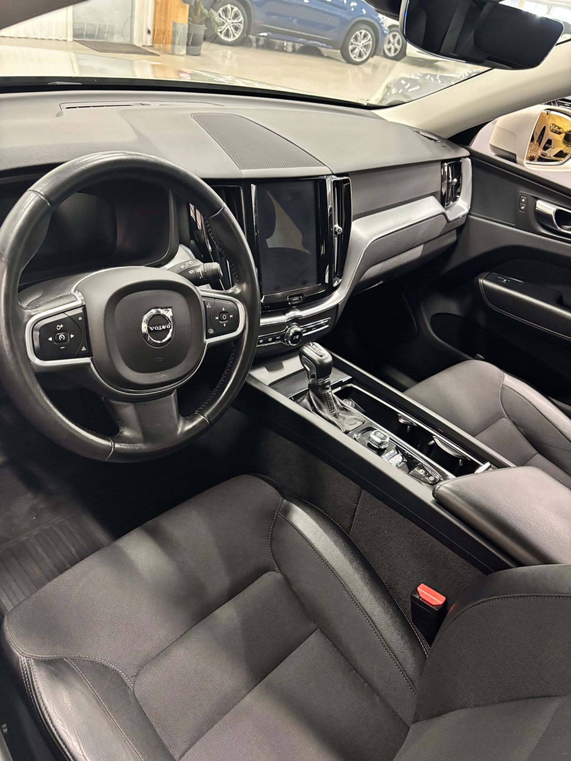 Volvo XC60 D4 AWD AUT Momentum 2018, bild 2/3