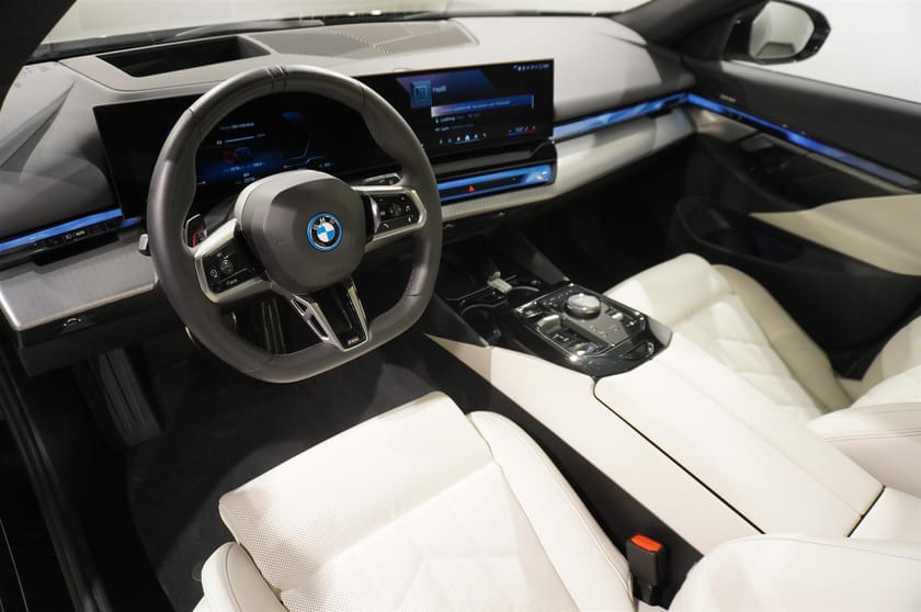 Bild 2 av BMW i5 xDrive40 Touring xDrive  M Sport Pro Panorama DA Pro Drag