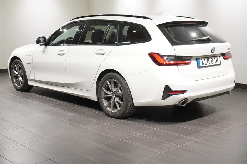 Bild 2 av BMW 330e Touring Sport Line Drag Live Cockpit Prof. PDC