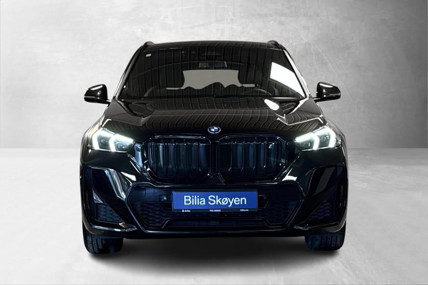 Bilde 2 av BMW iX1 xDrive30 Fully Charged, H/K, Adp-cruise, El-seter, HUD
