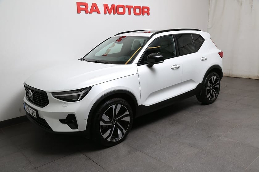 Bild 1 av Volvo XC40 B4 Bensin 197hk Ultra Dark Skinn l Panorma l H/K l 360°