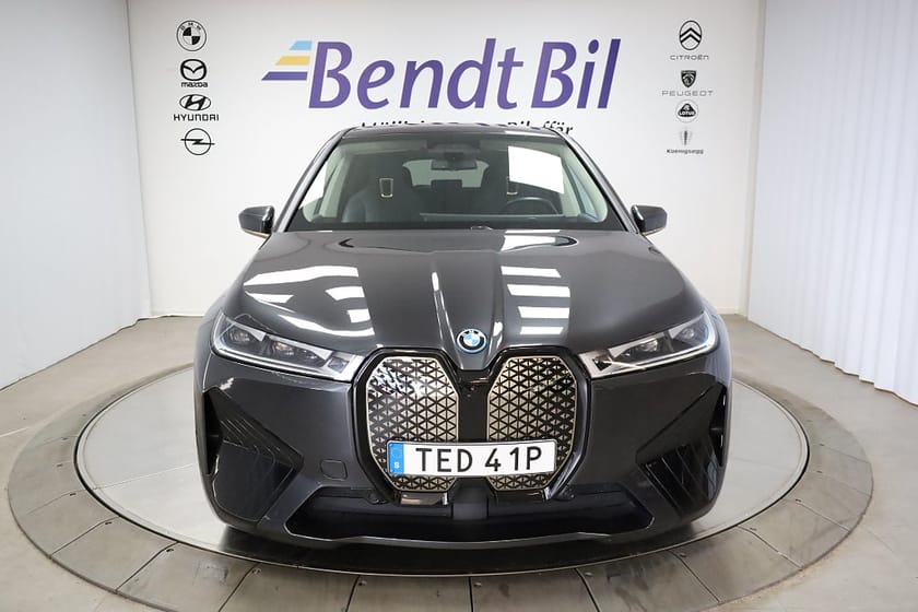 Bild 2 av BMW iX xDrive50 Sport / Drag / Luftfjädring / Aktiv Styrning