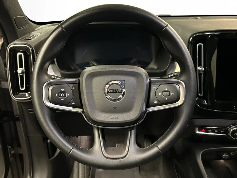 Bild 9 av 14 – Volvo XC40 B3 FWD Bensin Plus Dark