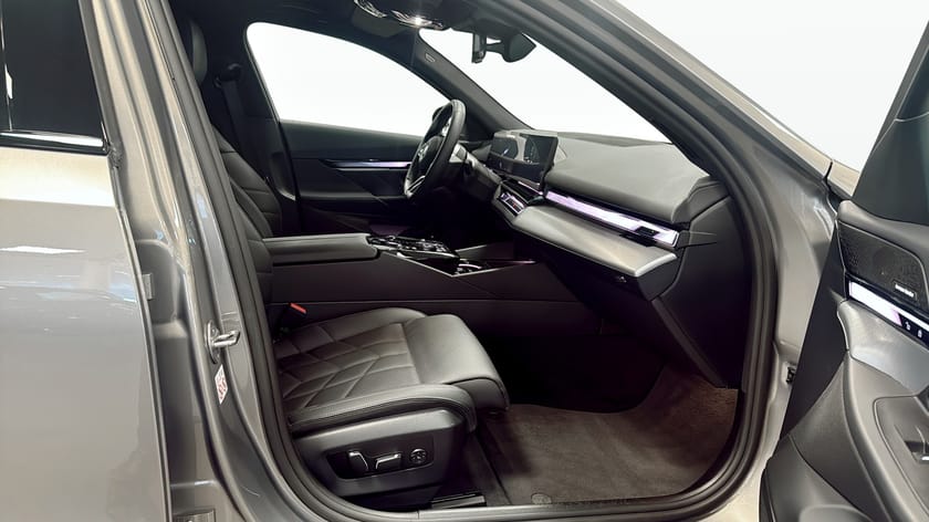 Bild 3 av BMW i5 xDrive40 Sedan M Sport Komfortstol Innovation Travel Drag