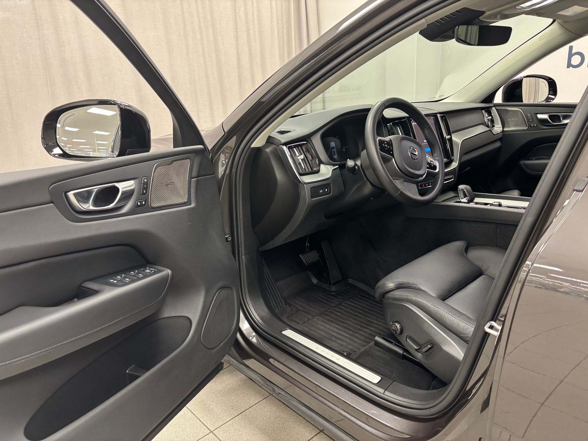 Volvo XC60 T6 Plus Dark Nordic Edition 2025, bild 4/10