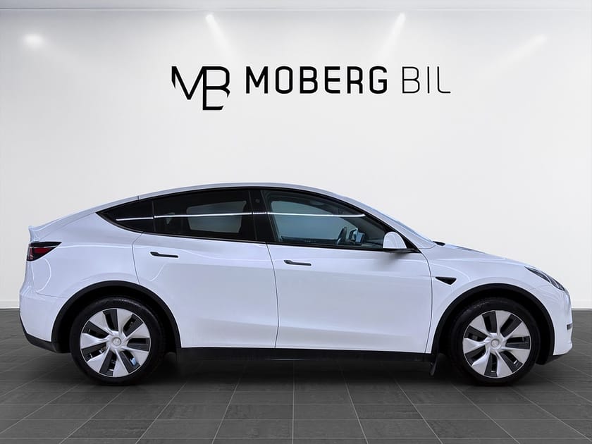 Bild 4 av Tesla Model Y Standard Range RWD 299hk Pano B-Kamera Drag Läder