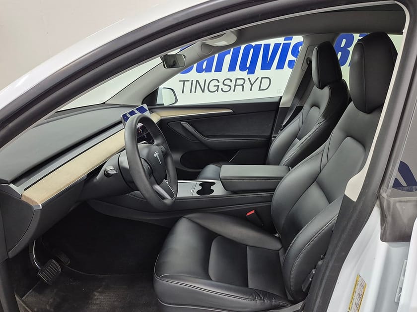 Bild 2 av Tesla Model Y Standard Range RWD 299HK Läder Panorama