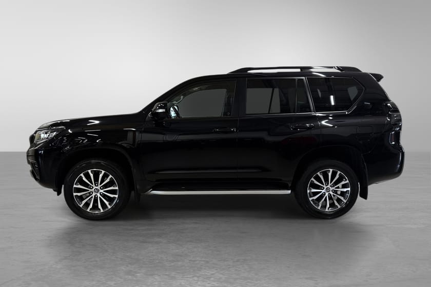 Bilde 2 av Toyota Land Cruiser 5-dørs 2,8 D-4D GX black Ddition
