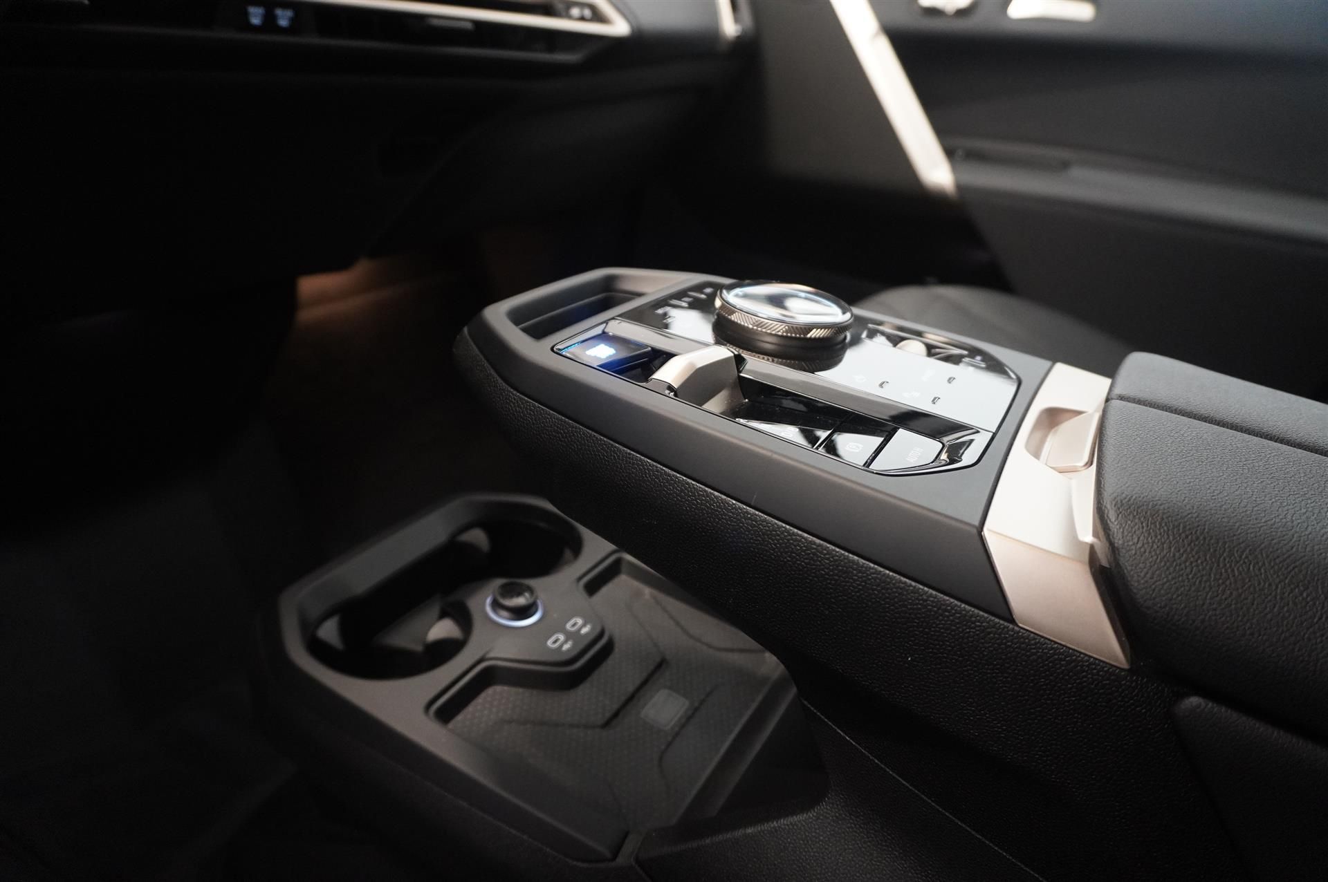 BMW iX xDrive60, 544hp, 2025