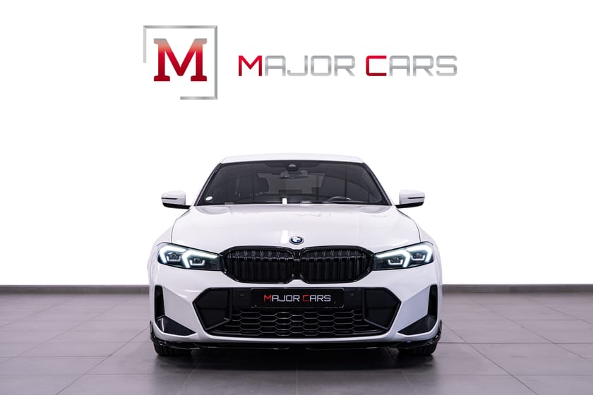 Bild 2 av BMW 330e xDrive Sedan M Sport Widescreen Shadowline Drag 292hk