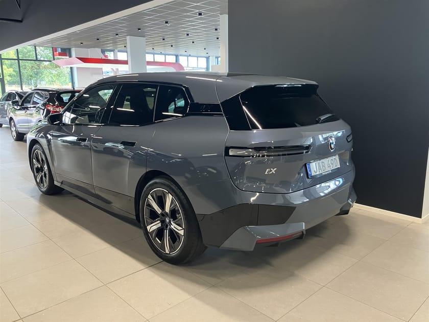 Bild 3 av BMW iX xDrive50 Signature Package Innovation Exclusive Luftfjädring Drag Panorama H K Soft Close 360 Kamera Adaptiv Farthållare