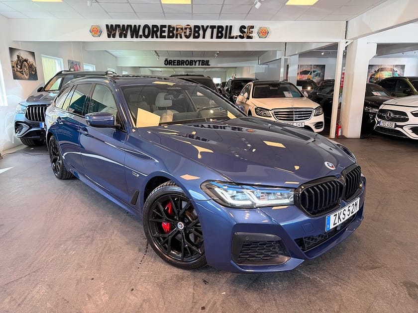 Bild 1 av BMW 530e xDrive Touring M Sport Laser HUD H/K Pano Drag Gps UNIK
