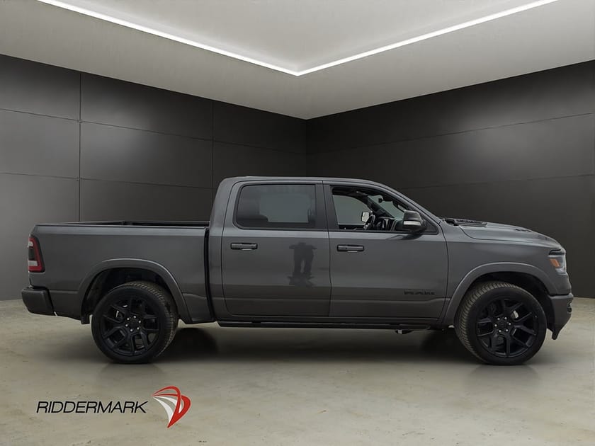 Bild 1 av RAM 1500 Crew Cab Dodge Laramie Night 5.7 4x4 Drag Luft H/K Pano MOMS