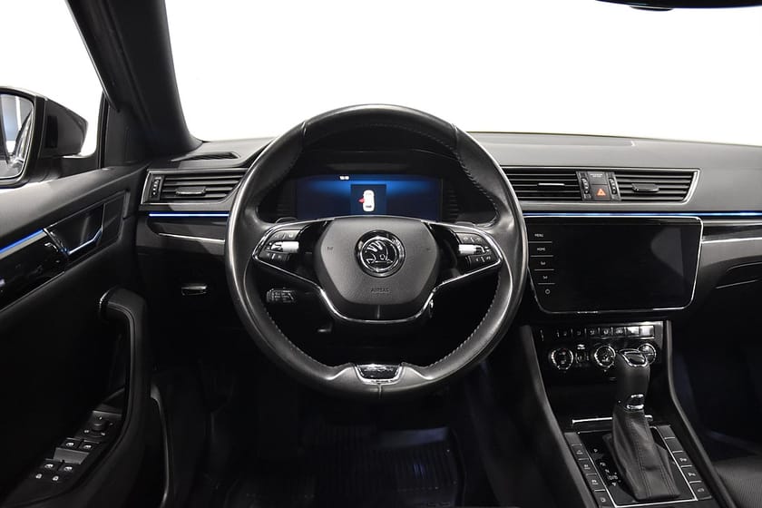 Bild 2 av Škoda Superb iV Kombi L&K Plug-in  Cockpit Drag K Canton Pano Moms