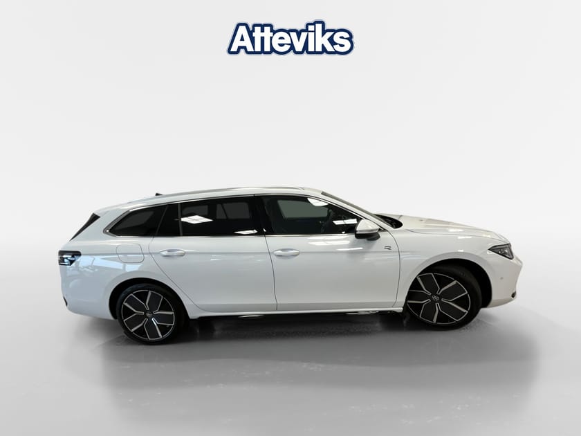 Bild 2 av Volkswagen Passat Sportscombi R-LINE 2.0 TDI 4M *Panoglastak/Elstolar/Keyless*