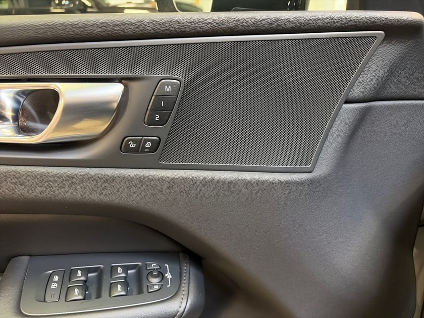 Bild 4 av Volvo XC60 T6 Plus Dark Edition, Läderklädsel, Navigation, Parkeringskamera bak, Elmanövrerade stolar fram, Dragkrok halvautomatisk