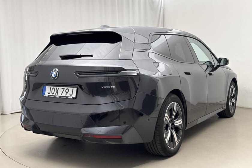 Bild 3 av BMW iX xDrive50 (520hk) Sport Harman/Kardon Helläder